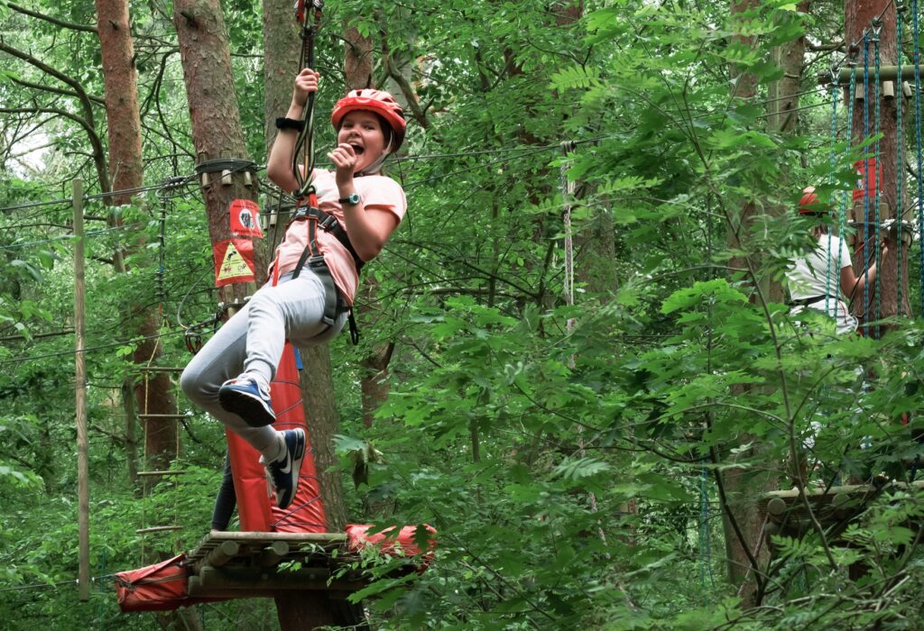 Doświadczona kadra prowadzi kreatywne zajęcia dodatkowe, stymulujące rozwój umiejętności i pasji u najmłodszych obozowiczów.
