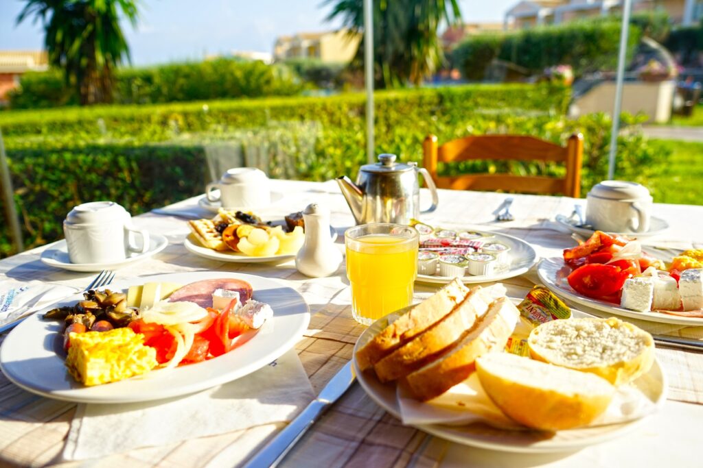 Sprawdzone ośrodki wypoczynkowe oferujące bezpieczne kolonie, nowoczesną infrastrukturę sportową i komfortowy wypoczynek dla młodzieży.