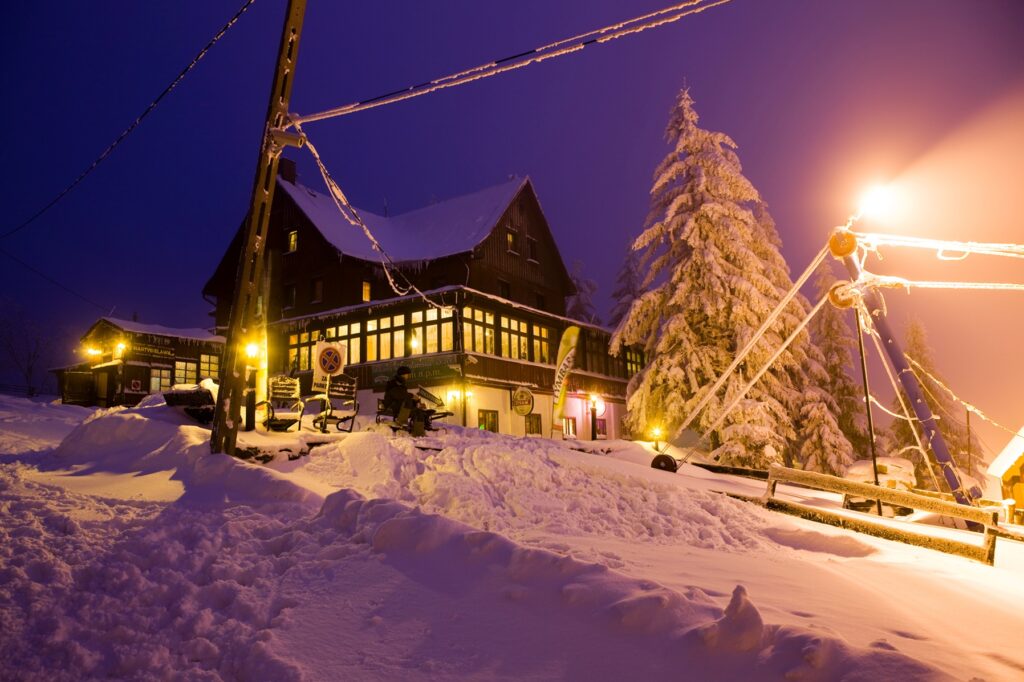 planowanie wyjazdu w góry i noclegu na ferie zimowe